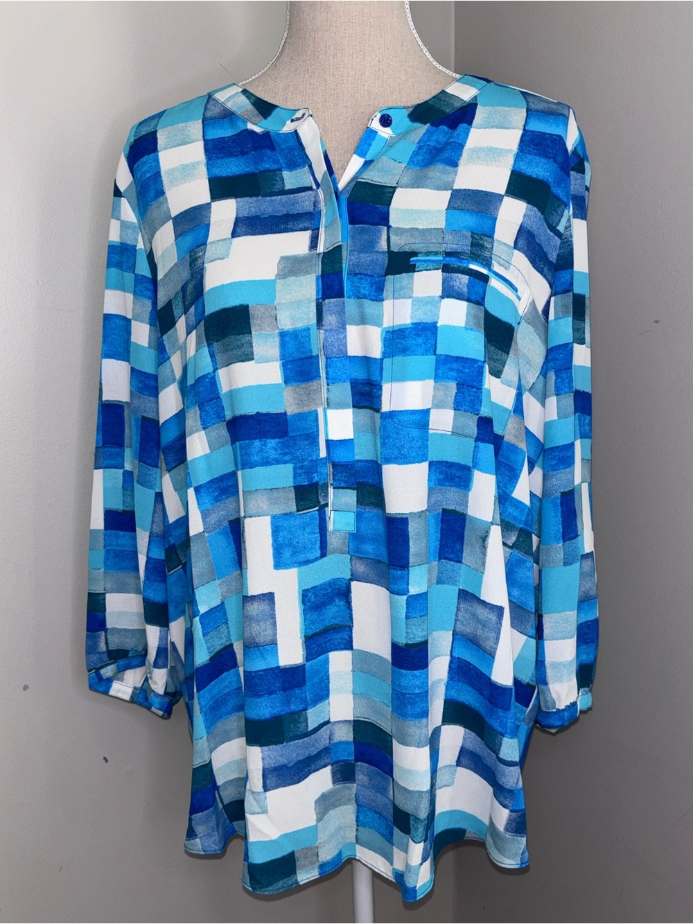 NYDJ blue & aqua geometric pleated back 3/4 sleeve crepe blouse V neck size XL